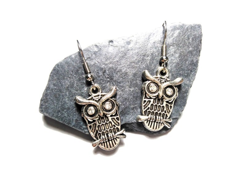 Boucles d'oreilles hibou totem wiccan : un duo de talismans pour honorer les cycles lunaires et la magie naturelle des bois.