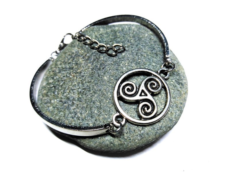 Bracelet argent, motif Triskell en cercle argent celte spirale paganisme amulette druide Bretagne